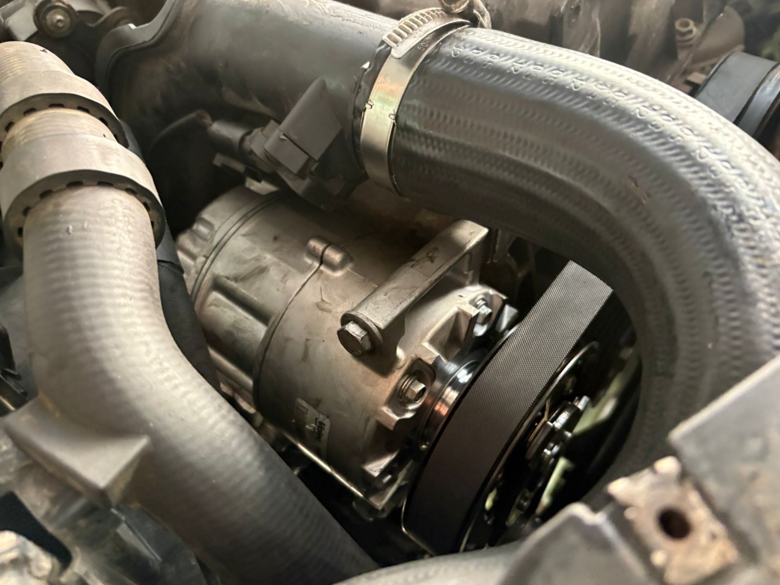 Înlocuire compresor aer condiționat la Volkswagen Golf 6 – Aer rece și confort în orice sezon | DezAuto Service Onești
